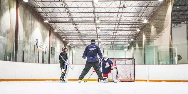 Aus was bestehen Hockey-Trikots?