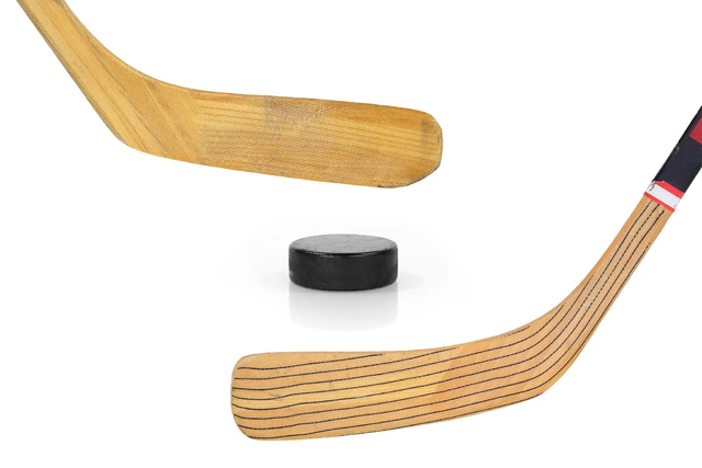 In welchem Jahr wurde der 2-teilige Hockeyschläger eingeführt?